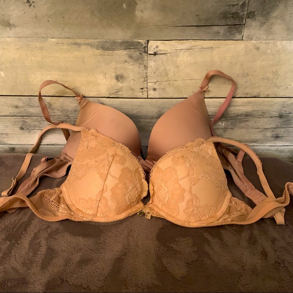 2 Victoria’s Secret Push-up bras 32C